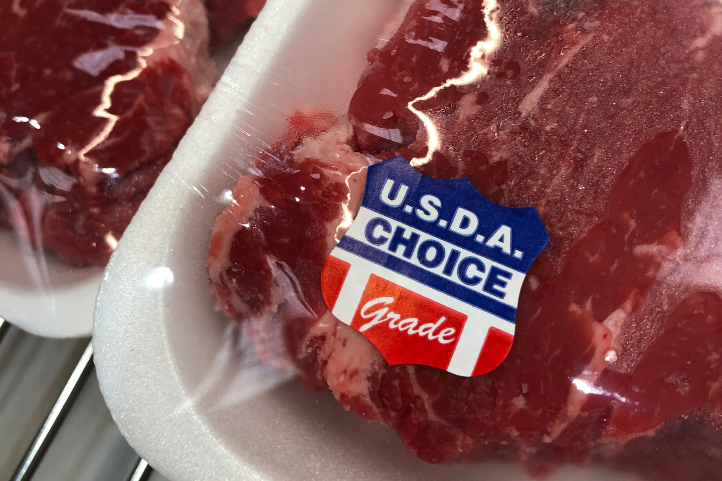 Produção de carne premium aumenta nos EUA enquanto cortes mais magros chegam a níveis históricos baixos